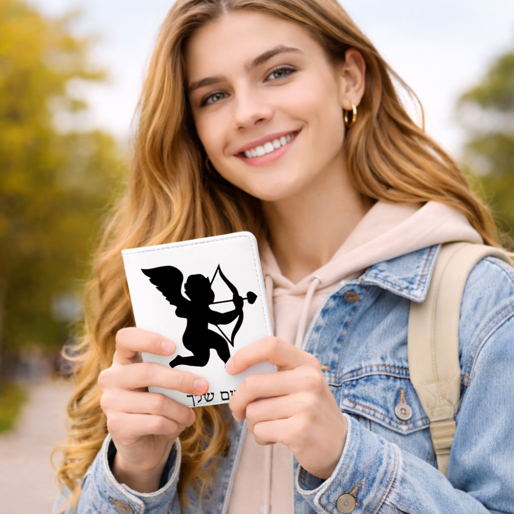 כיסוי דרכון ת.ז ארנק צבע פנימי ורוד בעיצוב אישי עם השם שלך בעיצוב קופידון גודל 10 × 14.4 ס"מ