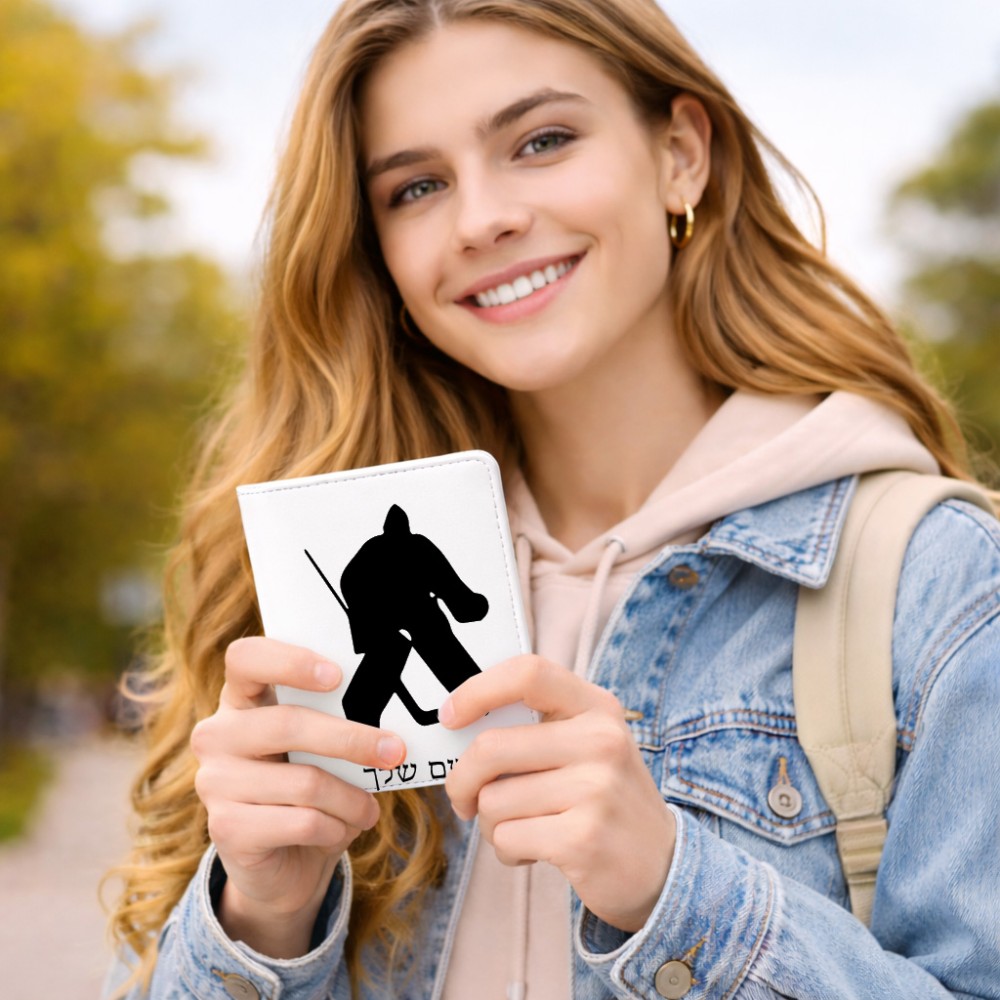 כיסוי דרכון ת.ז ארנק צבע פנימי ורוד בעיצוב אישי עם השם שלך בעיצוב הוקי שוערים גודל 10 × 14.4 ס"מ