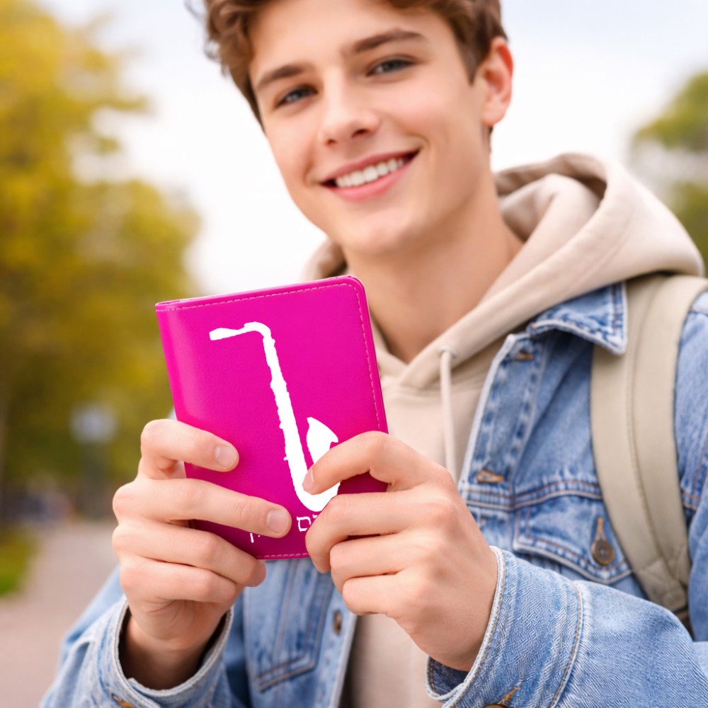 כיסוי דרכון ת.ז ארנק צבע פנימי אפור בעיצוב אישי עם השם שלך בעיצוב סקסופון גודל 10 × 14.4 ס"מ