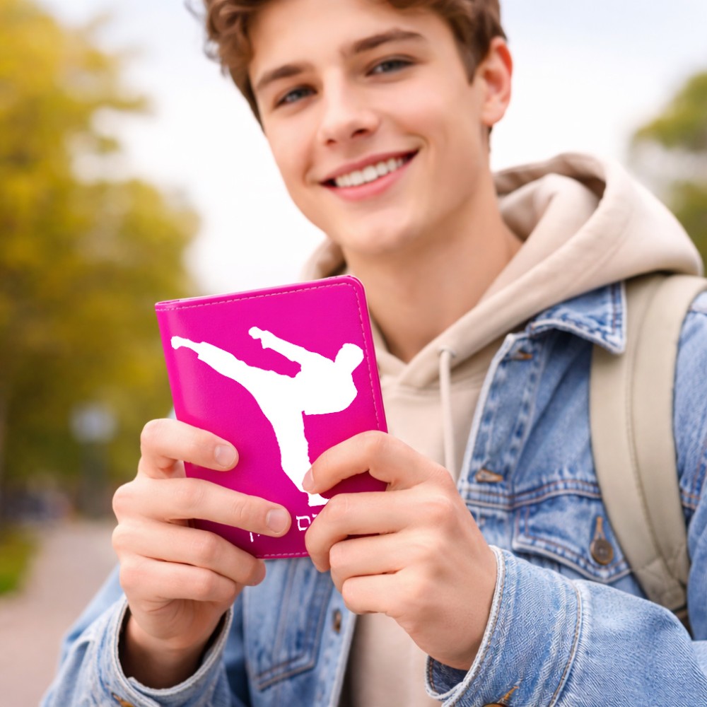 כיסוי דרכון ת.ז ארנק צבע פנימי אפור בעיצוב אישי עם השם שלך בעיצוב קרטה גודל 10 × 14.4 ס"מ