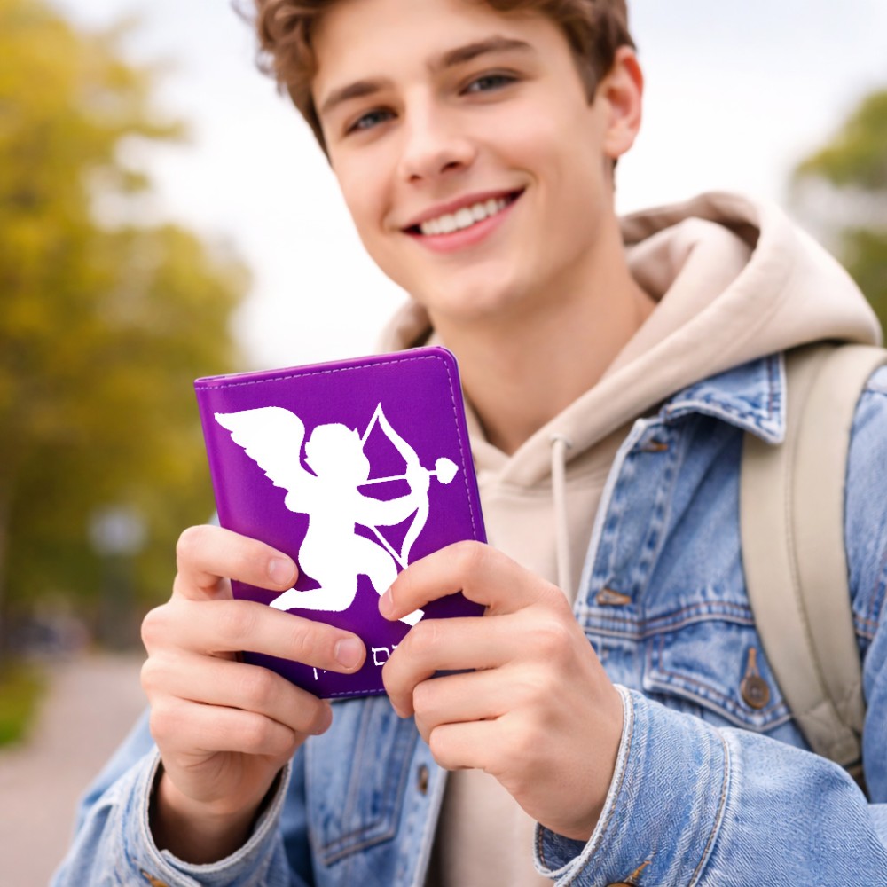 כיסוי דרכון ת.ז ארנק צבע פנימי אפור בעיצוב אישי עם השם שלך בעיצוב קופידון גודל 10 × 14.4 ס"מ