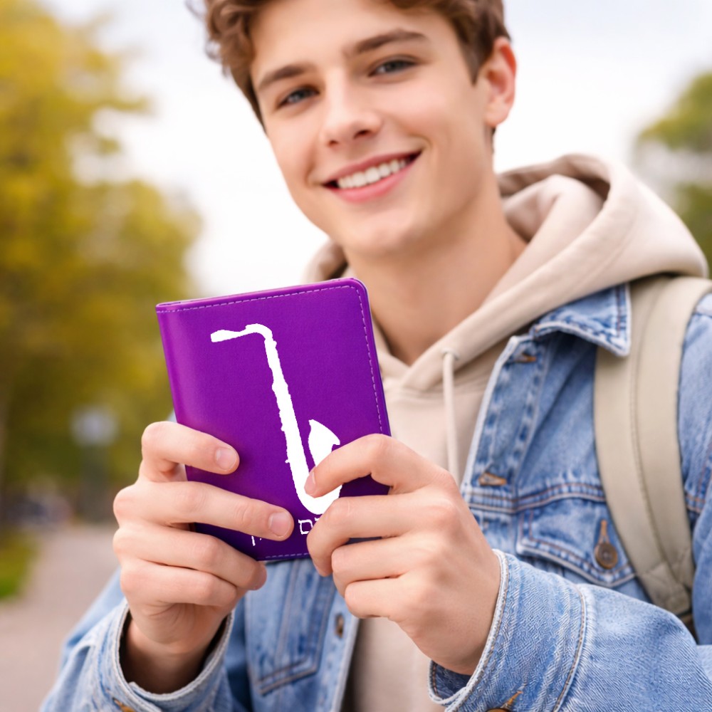 כיסוי דרכון ת.ז ארנק צבע פנימי אפור בעיצוב אישי עם השם שלך בעיצוב סקסופון גודל 10 × 14.4 ס"מ