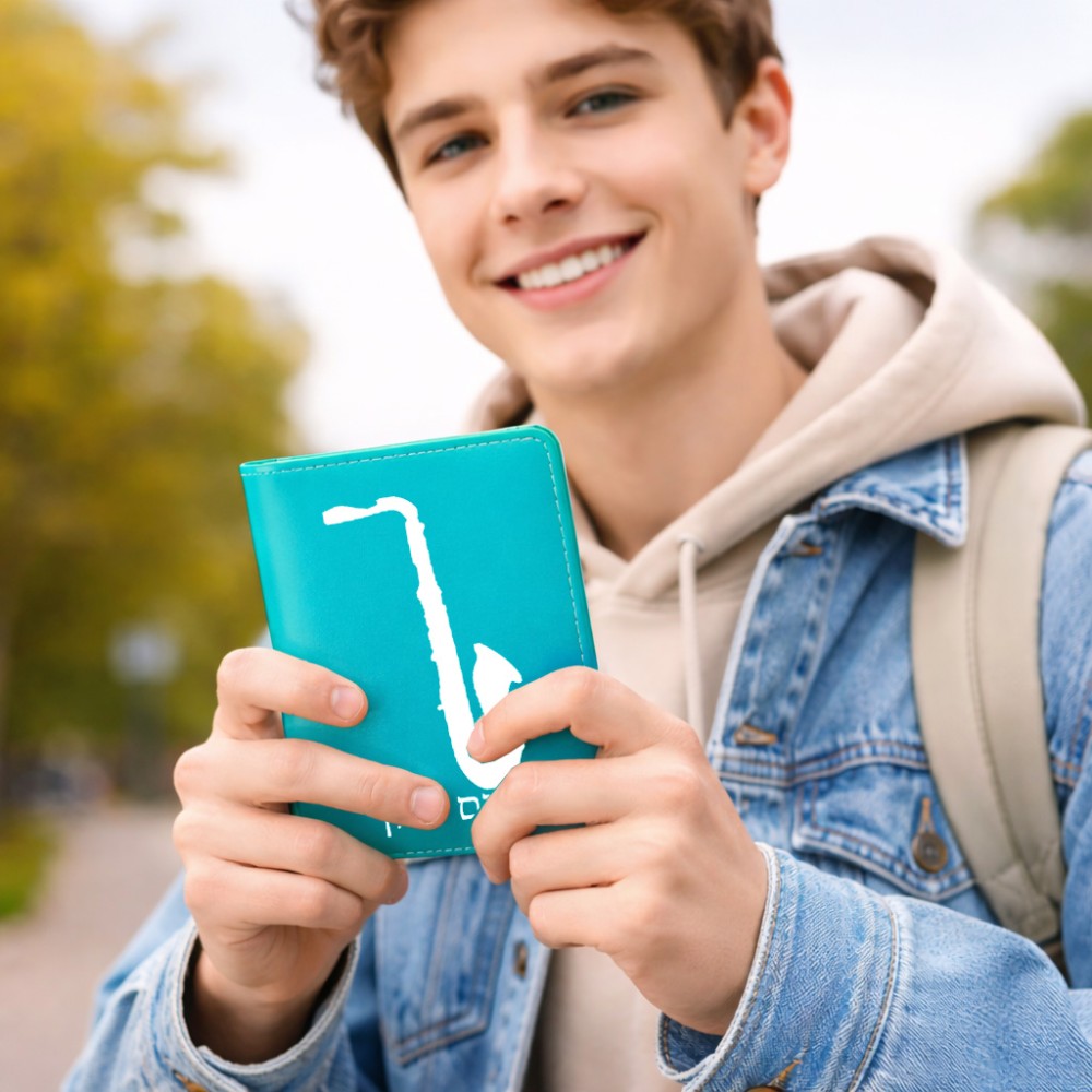 כיסוי דרכון ת.ז ארנק צבע פנימי אפור בעיצוב אישי עם השם שלך בעיצוב סקסופון גודל 10 × 14.4 ס"מ