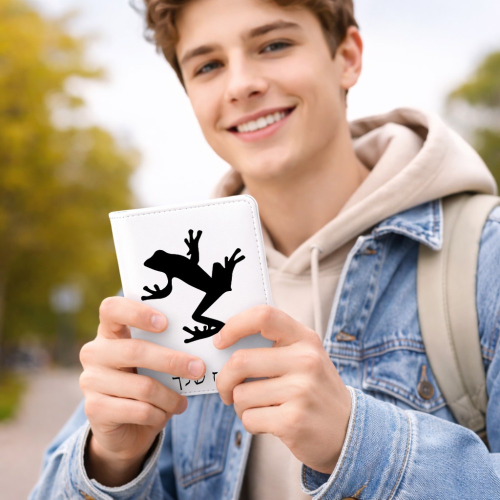 כיסוי דרכון ת.ז ארנק צבע פנימי אפור בעיצוב אישי עם השם שלך בעיצוב צפרדע טרופית גודל 10 × 14.4 ס"מ