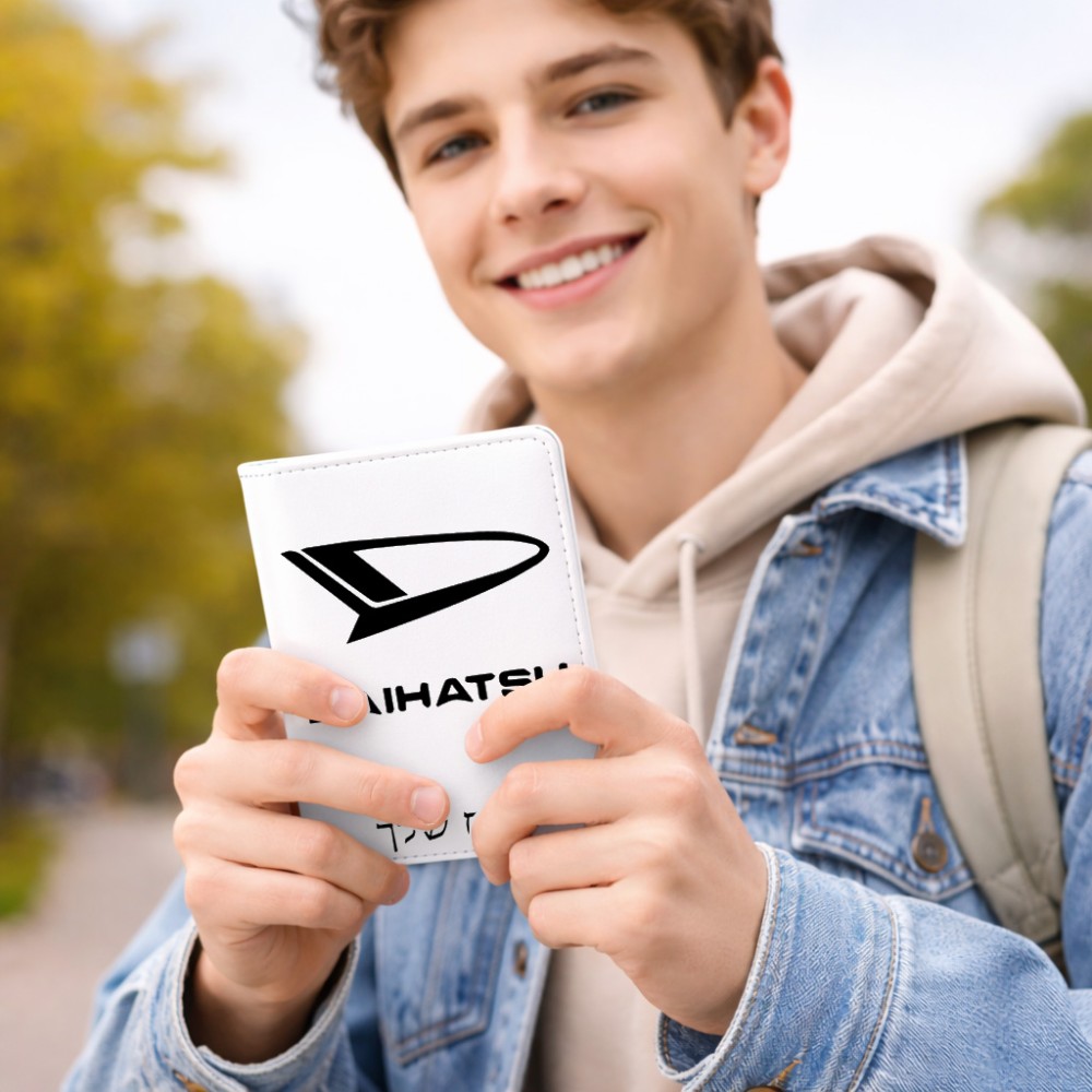 כיסוי דרכון ת.ז ארנק צבע פנימי אפור בעיצוב אישי עם השם שלך בעיצוב דייהטסו גודל 10 × 14.4 ס"מ