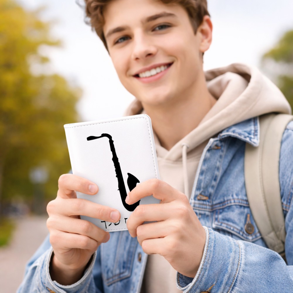 כיסוי דרכון ת.ז ארנק צבע פנימי אפור בעיצוב אישי עם השם שלך בעיצוב סקסופון גודל 10 × 14.4 ס"מ