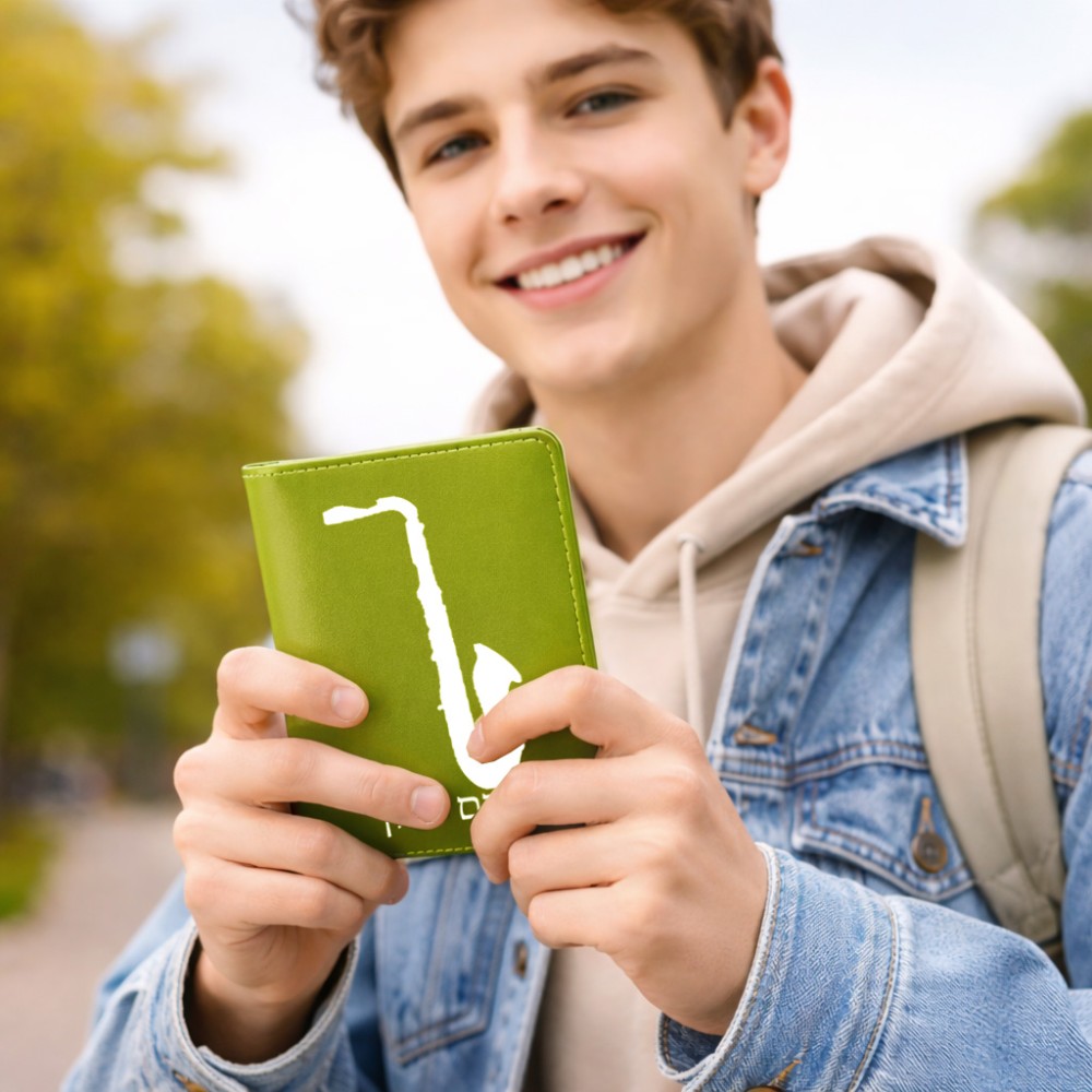 כיסוי דרכון ת.ז ארנק צבע פנימי אפור בעיצוב אישי עם השם שלך בעיצוב סקסופון גודל 10 × 14.4 ס"מ