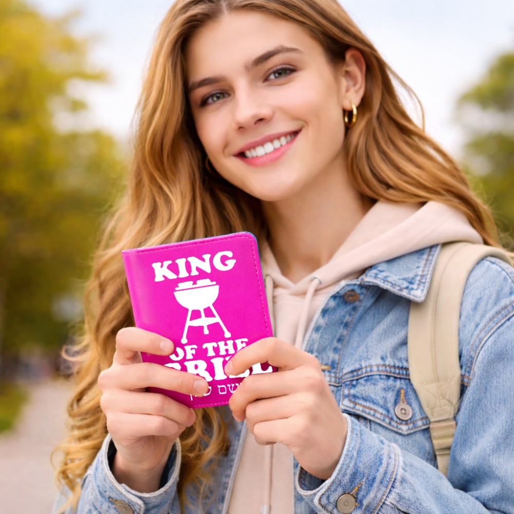 כיסוי דרכון ת.ז ארנק צבע פנימי אפור בעיצוב אישי עם השם שלך בעיצוב מלך הגריל גודל 10 × 14.4 ס"מ