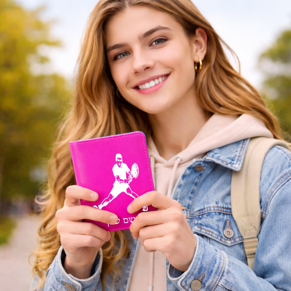 כיסוי דרכון ת.ז ארנק צבע פנימי אפור בעיצוב אישי עם השם שלך בעיצוב שחקן טניס גודל 10 × 14.4 ס"מ