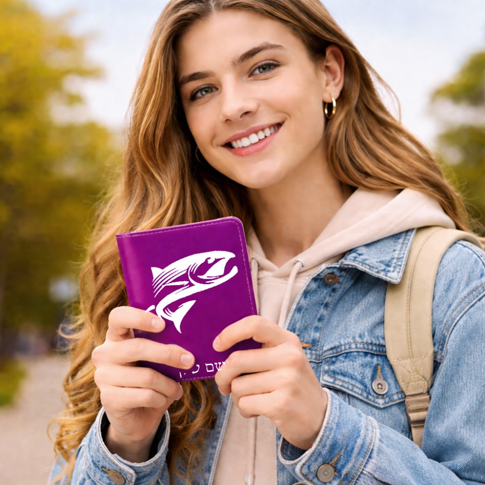 כיסוי דרכון ת.ז ארנק צבע פנימי אפור בעיצוב אישי עם השם שלך בעיצוב לדוג גודל 10 × 14.4 ס"מ