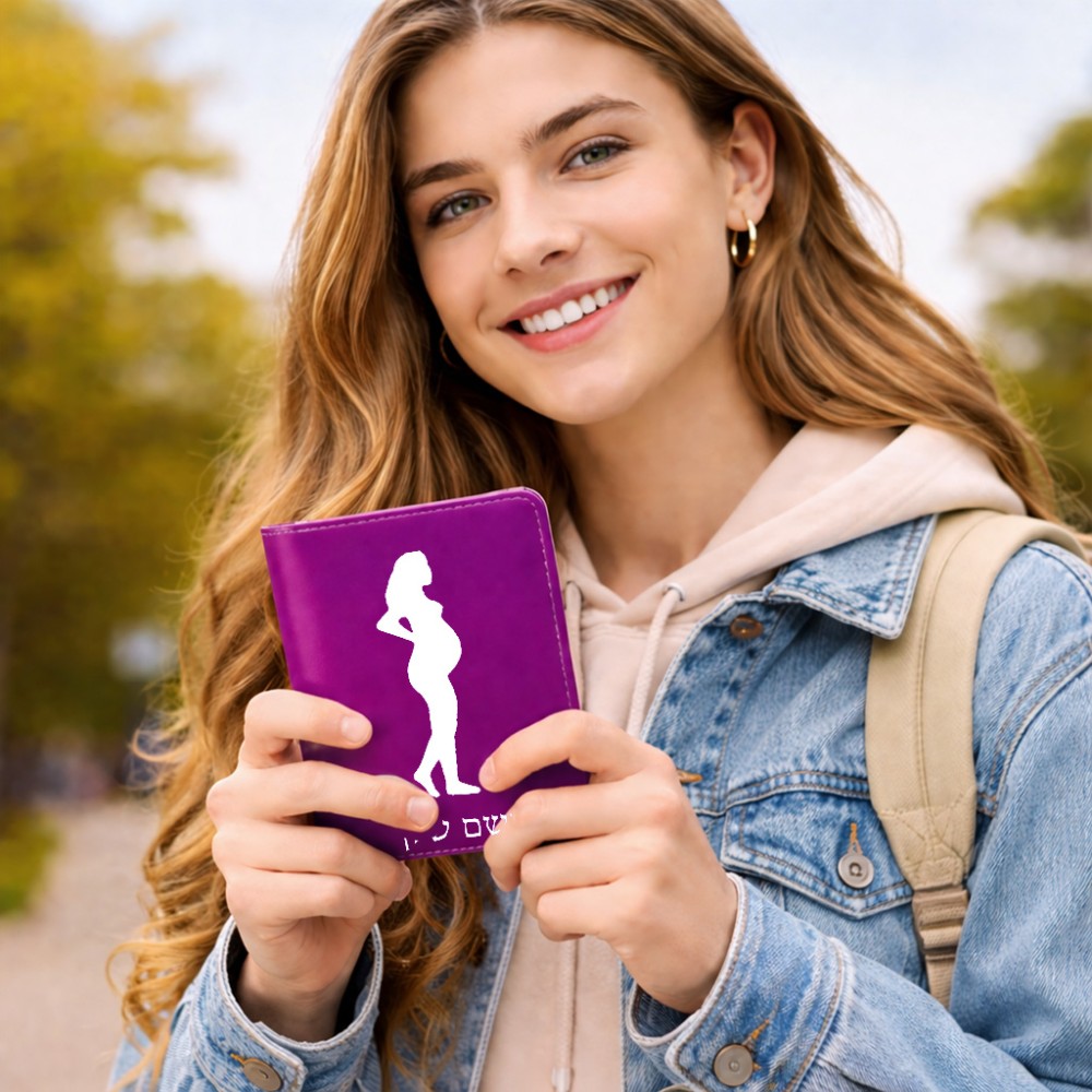 כיסוי דרכון ת.ז ארנק צבע פנימי אפור בעיצוב אישי עם השם שלך בעיצוב אישה בהריון גודל 10 × 14.4 ס"מ