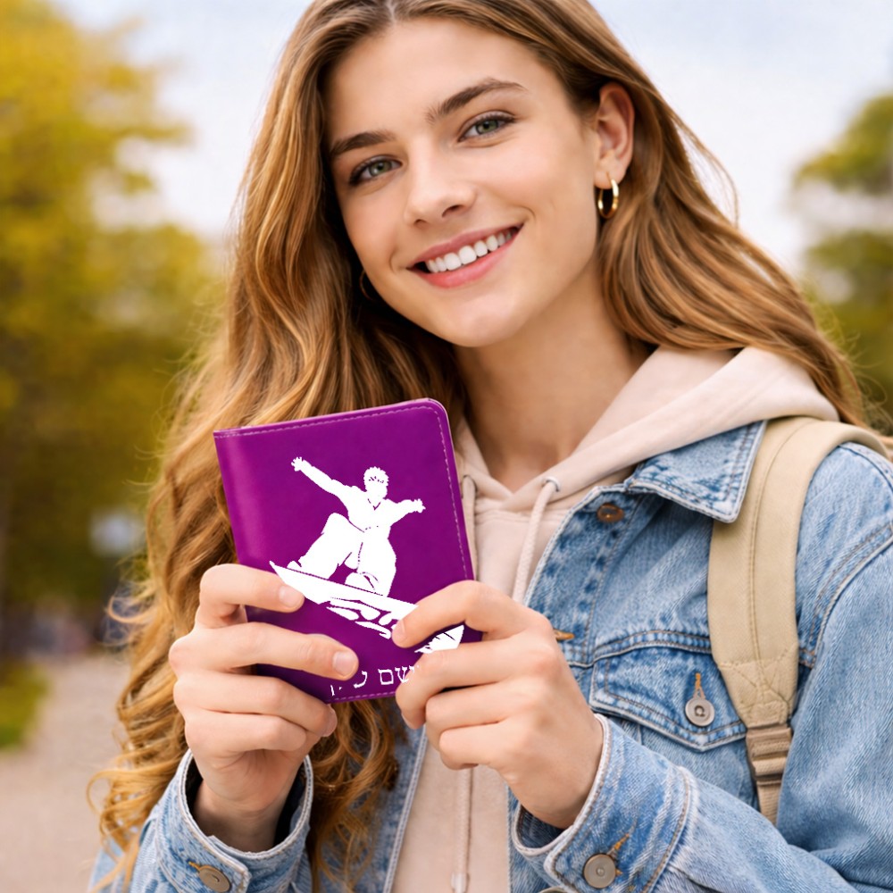 כיסוי דרכון ת.ז ארנק צבע פנימי אפור בעיצוב אישי עם השם שלך בעיצוב סנובורדיסט גודל 10 × 14.4 ס"מ