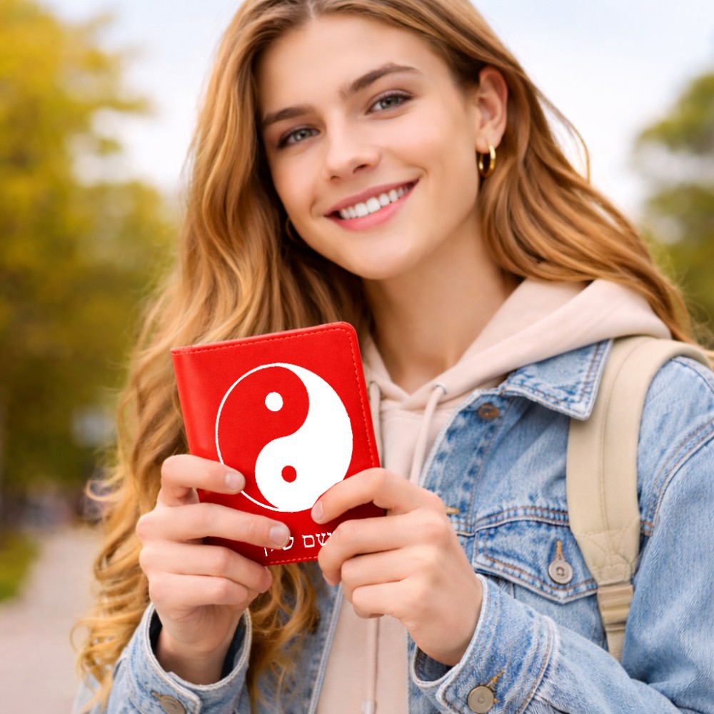 כיסוי דרכון ת.ז ארנק צבע פנימי אפור בעיצוב אישי עם השם שלך בעיצוב סמל יינג יאנג גודל 10 × 14.4 ס"מ