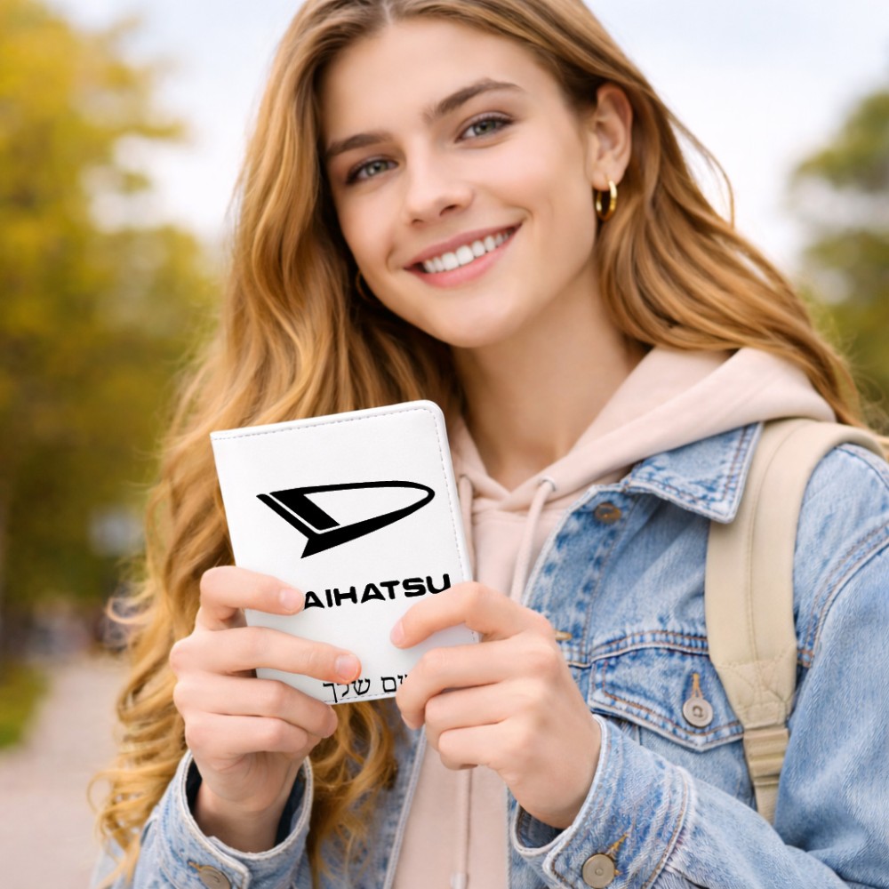 כיסוי דרכון ת.ז ארנק צבע פנימי אפור בעיצוב אישי עם השם שלך בעיצוב דייהטסו גודל 10 × 14.4 ס"מ