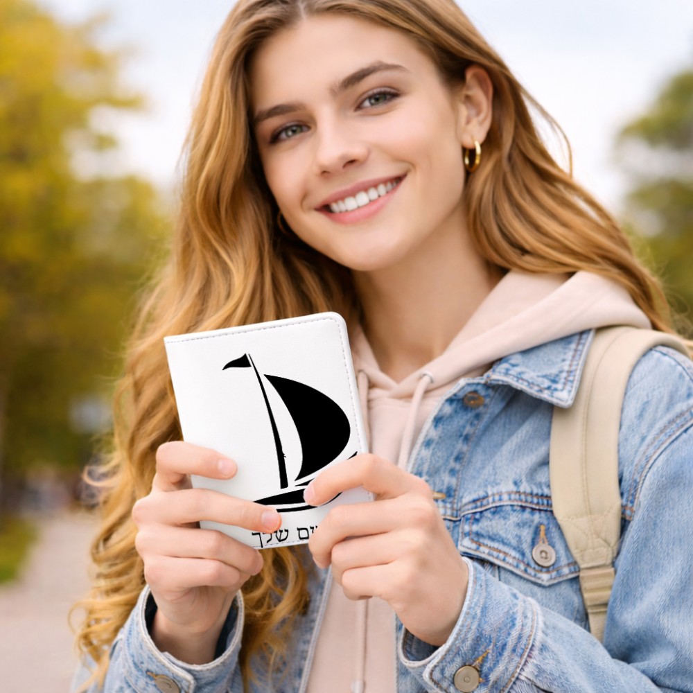כיסוי דרכון ת.ז ארנק צבע פנימי אפור בעיצוב אישי עם השם שלך בעיצוב סירה גודל 10 × 14.4 ס"מ