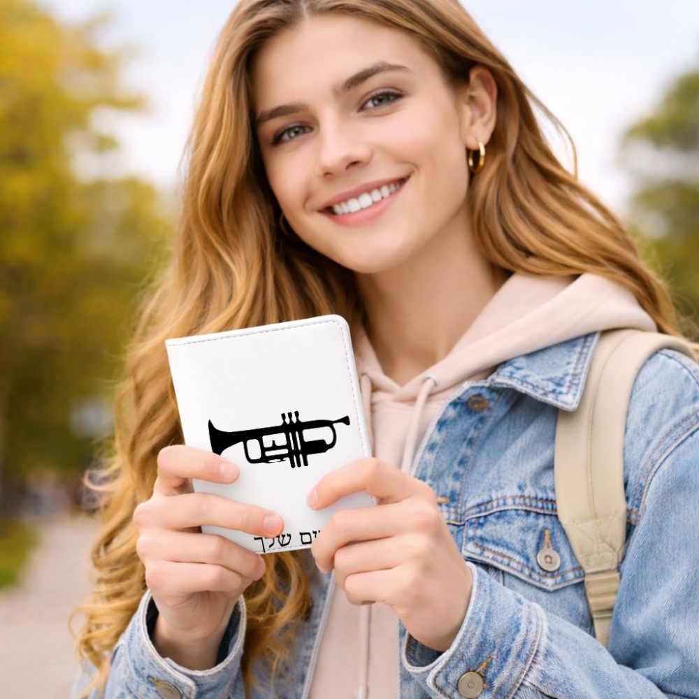 כיסוי דרכון ת.ז ארנק צבע פנימי אפור בעיצוב אישי עם השם שלך בעיצוב חצוצרה גודל 10 × 14.4 ס"מ