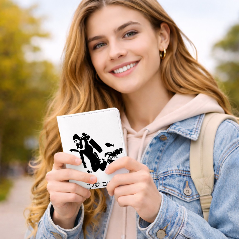 כיסוי דרכון ת.ז ארנק צבע פנימי אפור בעיצוב אישי עם השם שלך בעיצוב צוללן גודל 10 × 14.4 ס"מ
