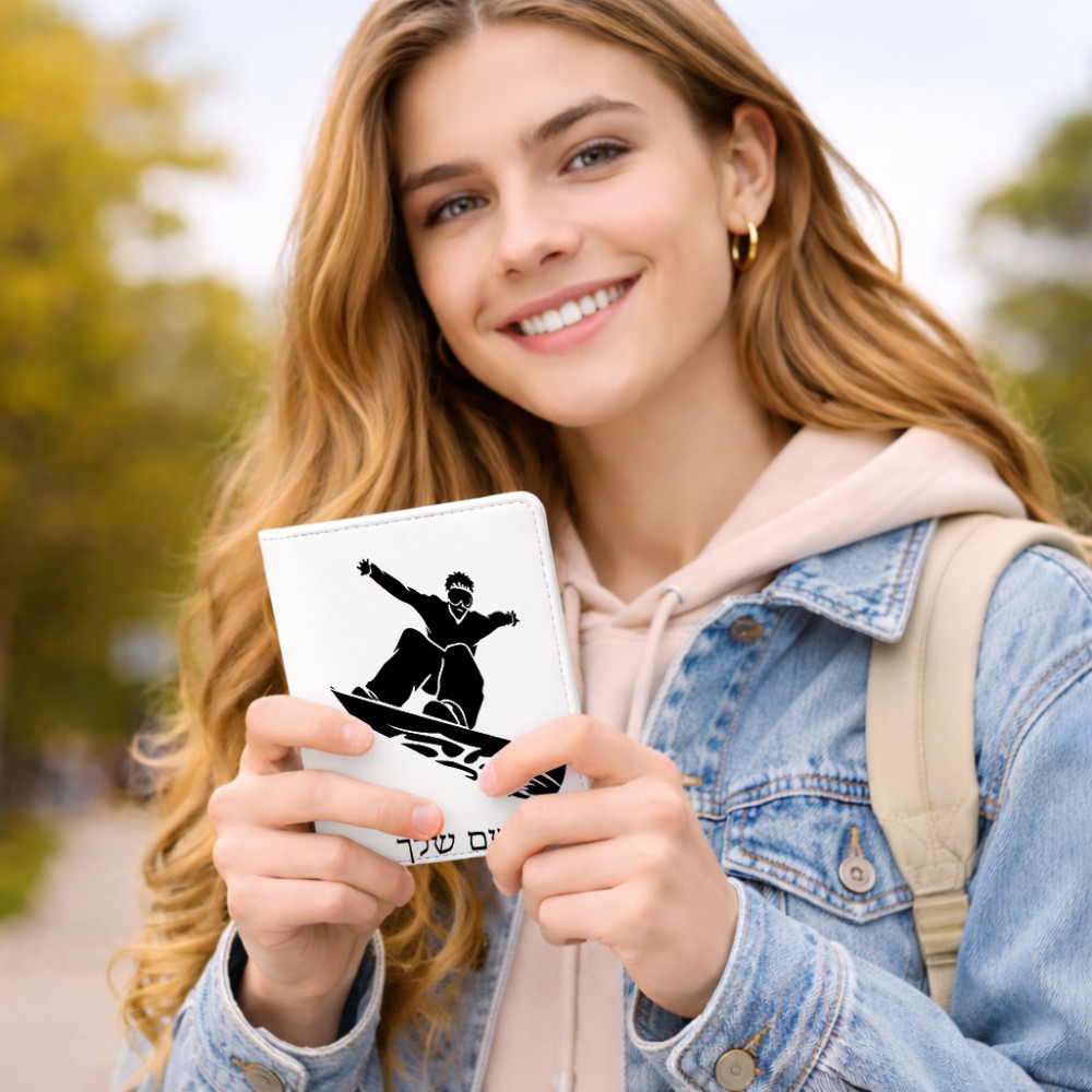 כיסוי דרכון ת.ז ארנק צבע פנימי אפור בעיצוב אישי עם השם שלך בעיצוב סנובורדיסט גודל 10 × 14.4 ס"מ