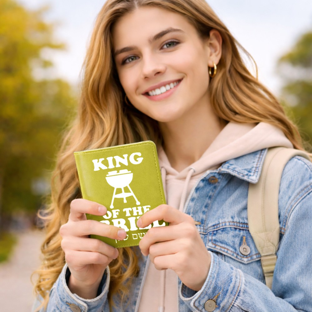 כיסוי דרכון ת.ז ארנק צבע פנימי אפור בעיצוב אישי עם השם שלך בעיצוב מלך הגריל גודל 10 × 14.4 ס"מ