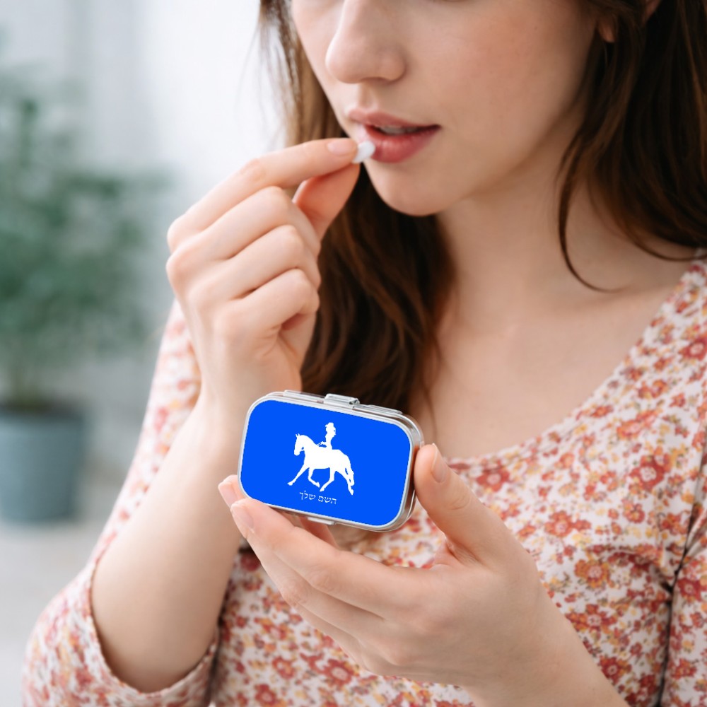 קופסאת כדורים בעיצוב אישי עם השם שלך בעיצוב קאוגירל - אישה גודל 5.6 × 4 ס"מ