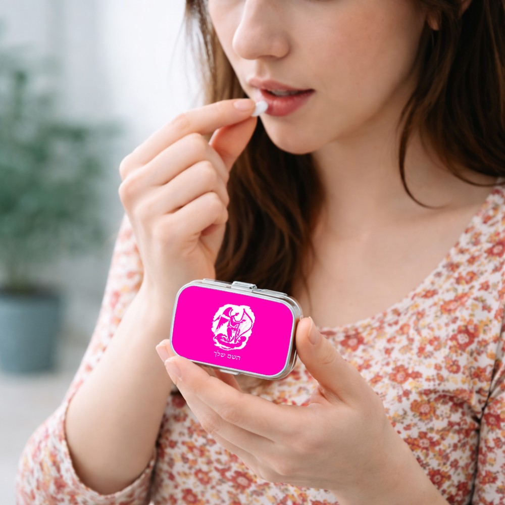 קופסאת כדורים בעיצוב אישי עם השם שלך בעיצוב אנג'ל מוזיקלי גודל 5.6 × 4 ס"מ