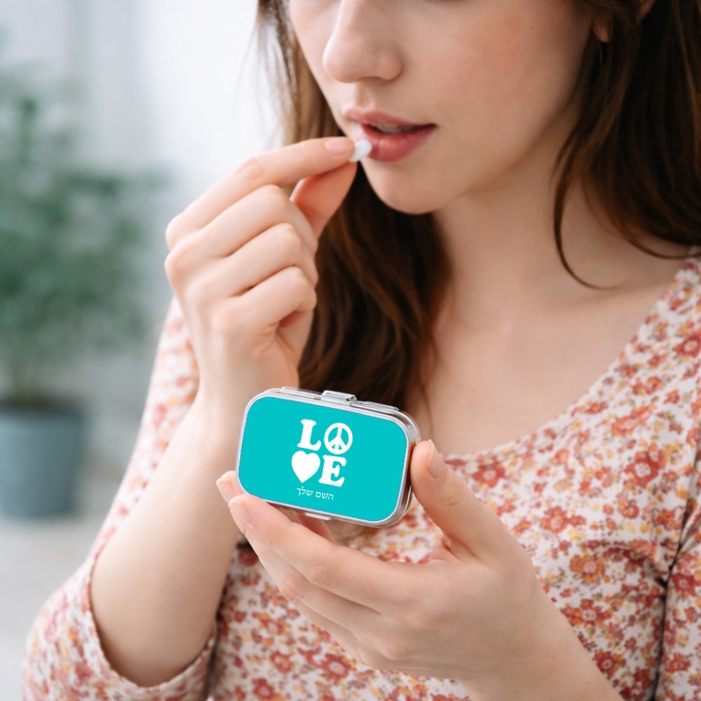 קופסאת כדורים בעיצוב אישי עם השם שלך בעיצוב אהבה גודל 5.6 × 4 ס"מ