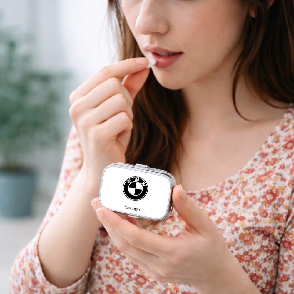 קופסאת כדורים בעיצוב אישי עם השם שלך בעיצוב ב.מ.וו גודל 5.6 × 4 ס"מ