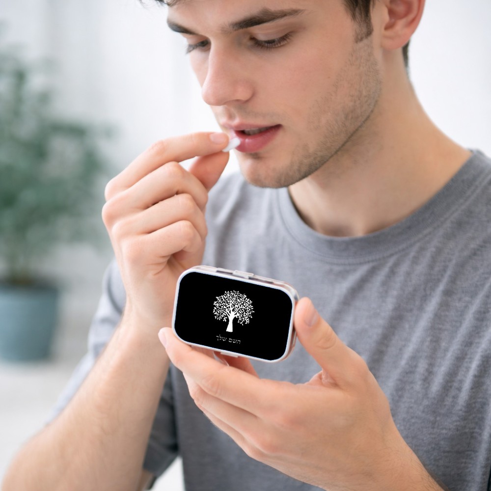 קופסאת כדורים בעיצוב אישי עם השם שלך בעיצוב עץ גודל 5.6 × 4 ס"מ