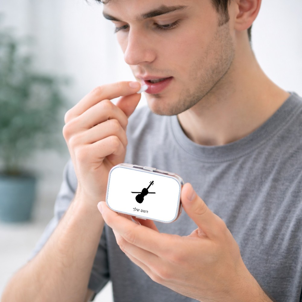 קופסאת כדורים בעיצוב אישי עם השם שלך בעיצוב כינור גודל 5.6 × 4 ס"מ