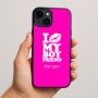 כיסוי בעיצוב אישי עם השם שלך לדגם - Apple iPhone 15 Plus בעיצוב נשקי את חבר שלי