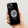 כיסוי בעיצוב אישי עם השם שלך לדגם - Apple iPhone 15 בעיצוב כבאי - תגית
