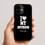 כיסוי בעיצוב אישי עם השם שלך לדגם - Apple iPhone 16e בעיצוב אוהבת את החבר שלי