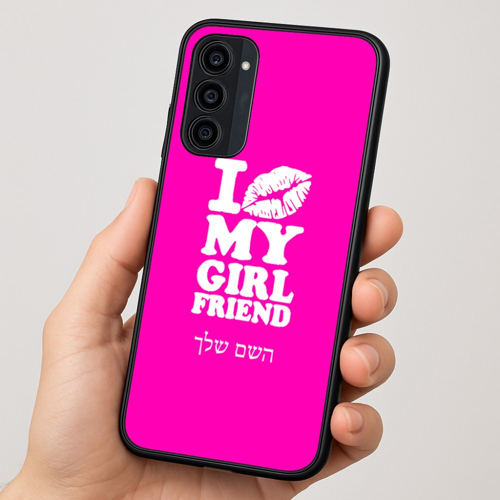 כיסוי בעיצוב אישי עם השם שלך לדגם - Motorola Moto G35 5G בעיצוב לנשק את החברה שלי