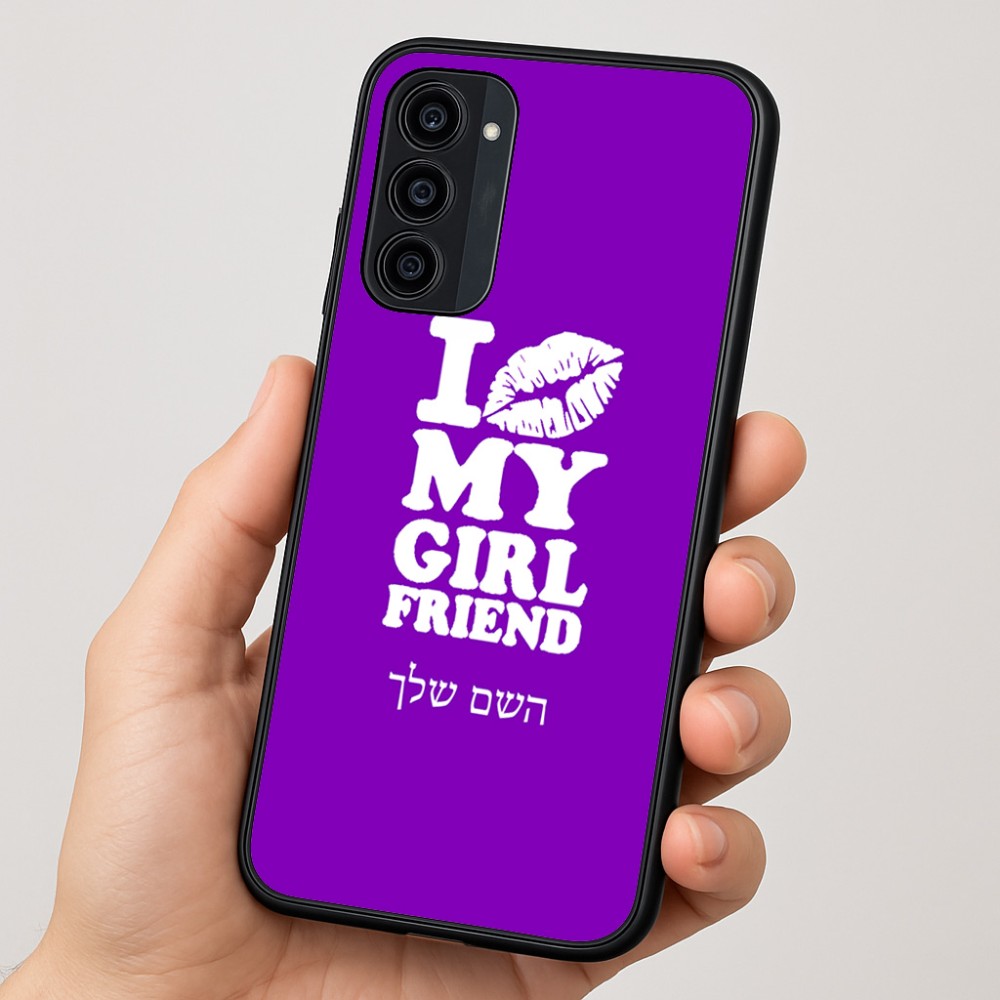 כיסוי בעיצוב אישי עם השם שלך לדגם - Motorola Moto G35 5G בעיצוב לנשק את החברה שלי