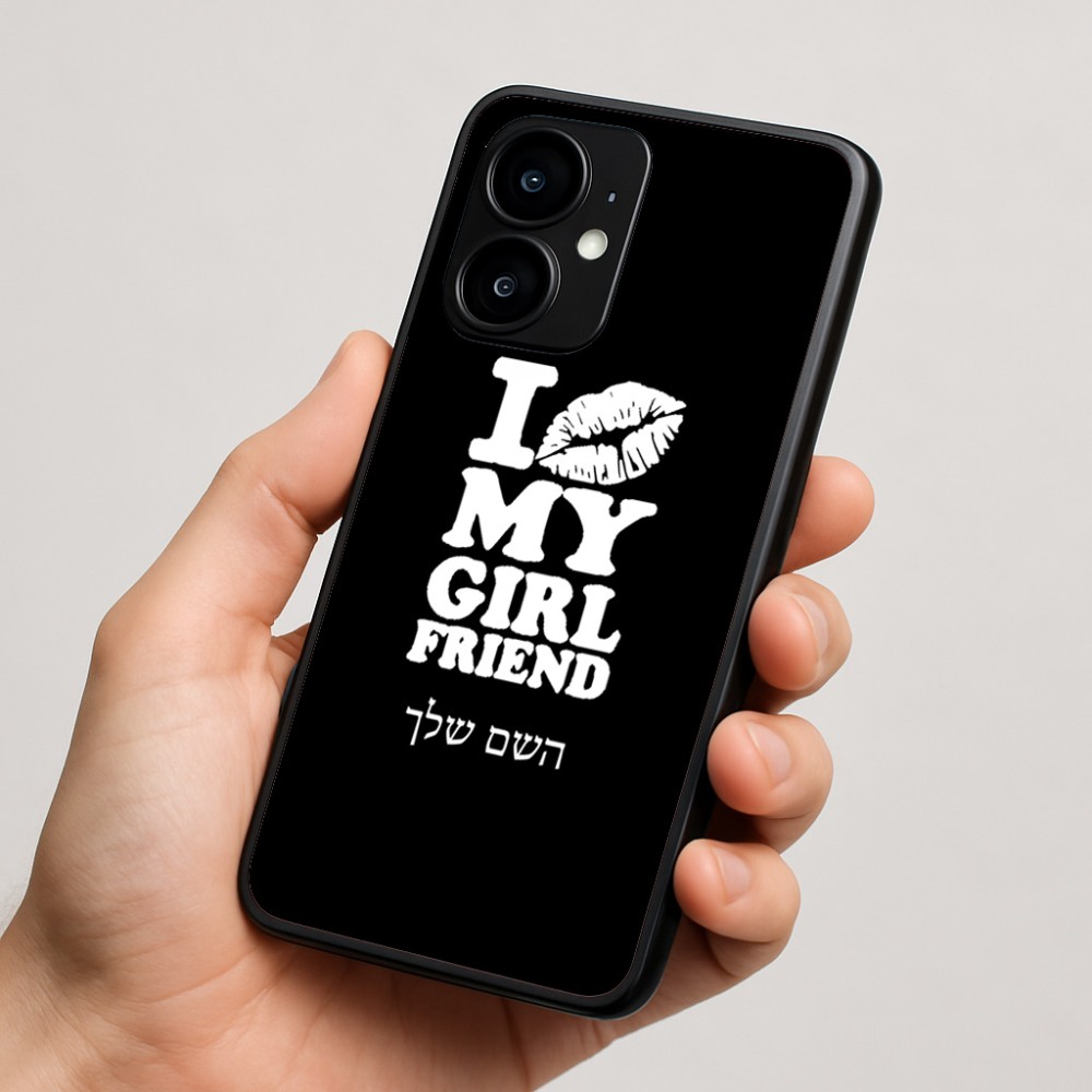 כיסוי בעיצוב אישי עם השם שלך לדגם - Motorola moto X70 Air בעיצוב לנשק את החברה שלי