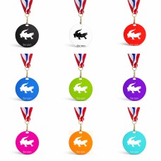 מדליה מעץ בעיצוב אישי עם השם שלך בעיצוב תנין גודל 6.5 × 6.5 ס"מ