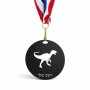 מדליה מעץ בעיצוב אישי עם השם שלך בעיצוב דינוזאור גודל 6.5 × 6.5 ס"מ
