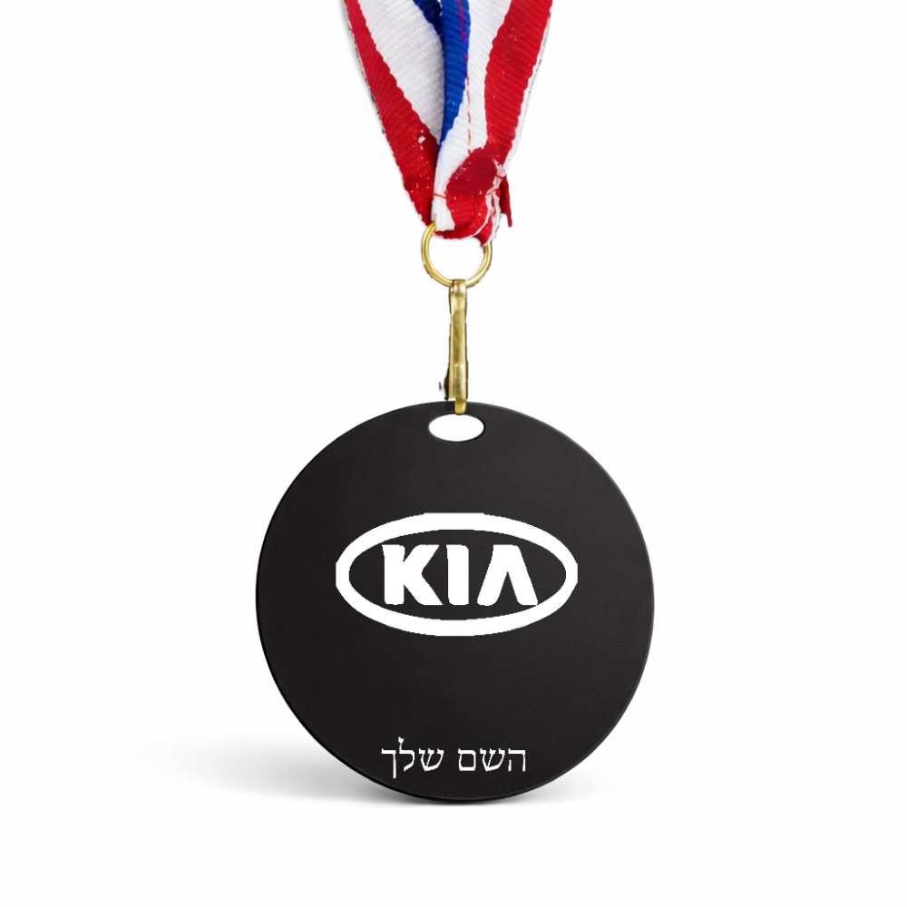 מדליה מעץ בעיצוב אישי עם השם שלך בעיצוב קיה גודל 6.5 × 6.5 ס"מ