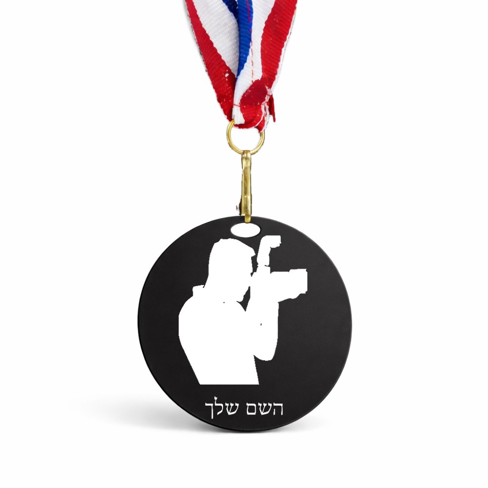 מדליה מעץ בעיצוב אישי עם השם שלך בעיצוב צלם - גברים גודל 6.5 × 6.5 ס"מ