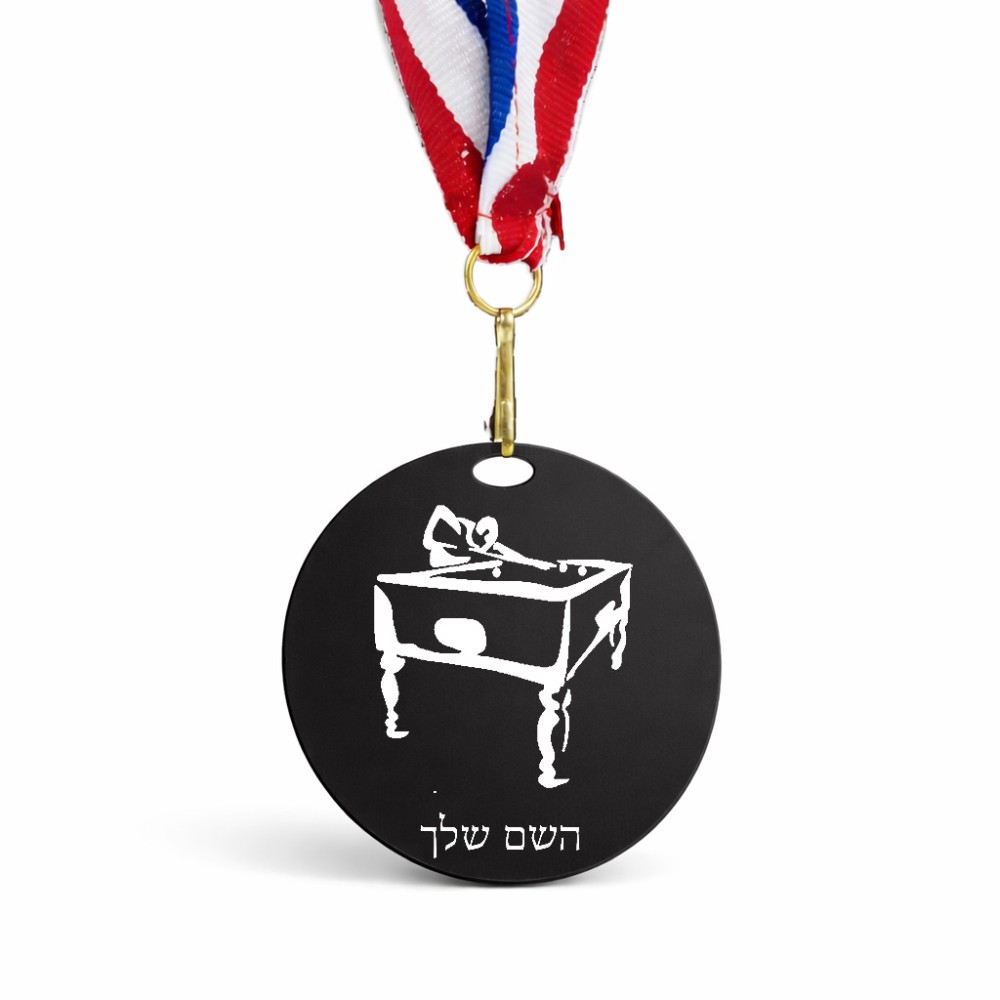 מדליה מעץ בעיצוב אישי עם השם שלך בעיצוב שחקן ביליארד גודל 6.5 × 6.5 ס"מ