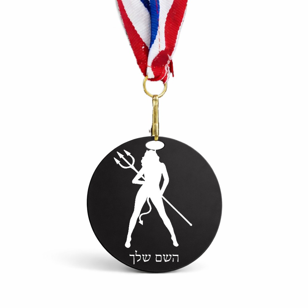 מדליה מעץ בעיצוב אישי עם השם שלך בעיצוב אישה שטן גודל 6.5 × 6.5 ס"מ