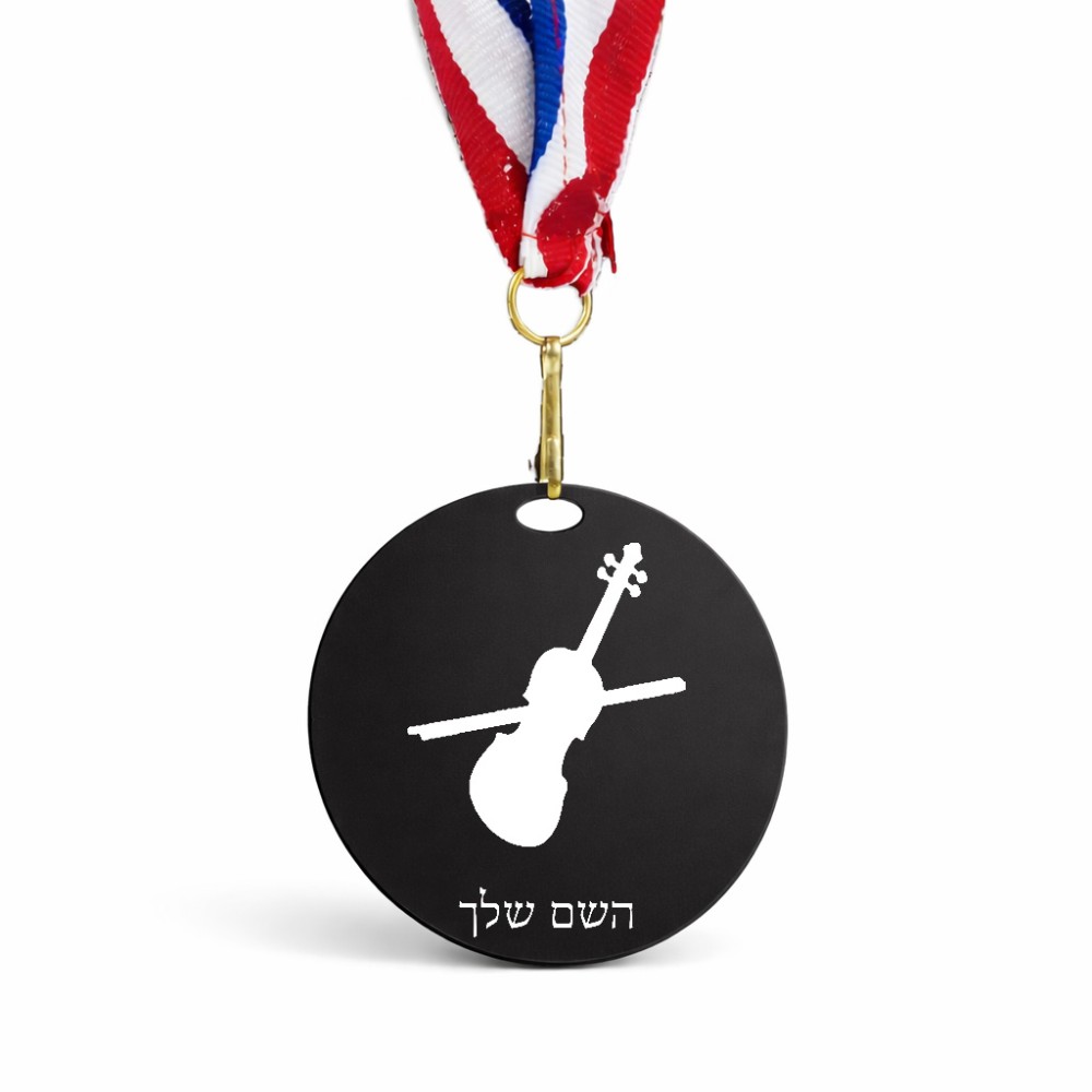 מדליה מעץ בעיצוב אישי עם השם שלך בעיצוב כינור גודל 6.5 × 6.5 ס"מ