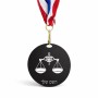 מדליה מעץ בעיצוב אישי עם השם שלך בעיצוב מזלות - מאזניים גודל 6.5 × 6.5 ס"מ