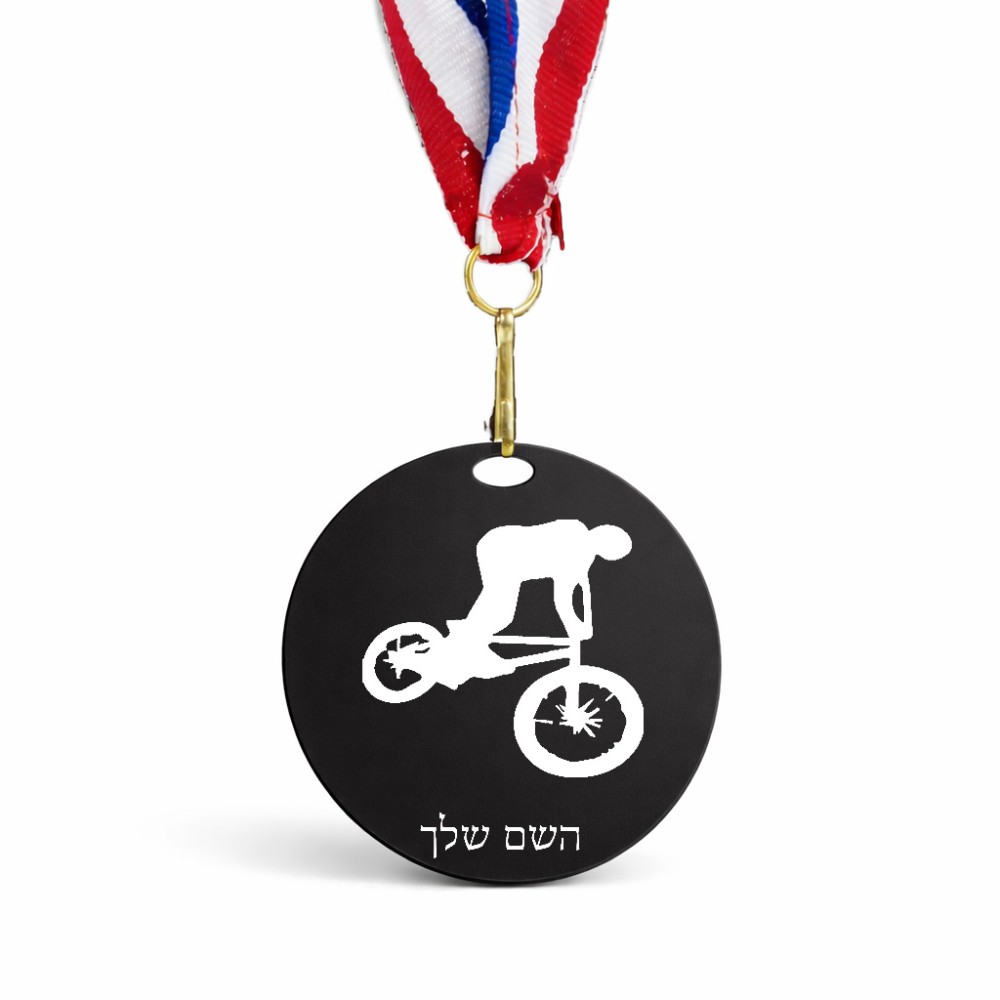 מדליה מעץ בעיצוב אישי עם השם שלך בעיצוב רוכב אופניים גודל 6.5 × 6.5 ס"מ