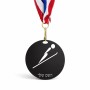 מדליה מעץ בעיצוב אישי עם השם שלך בעיצוב קפיצת סקי אולימפית גודל 6.5 × 6.5 ס"מ