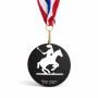 מדליה מעץ בעיצוב אישי עם השם שלך בעיצוב שחקן פולו - סוס גודל 6.5 × 6.5 ס"מ