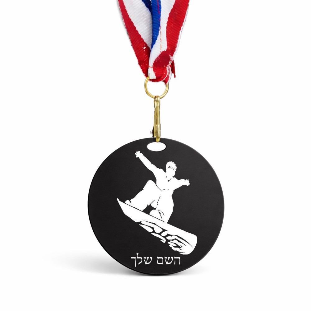 מדליה מעץ בעיצוב אישי עם השם שלך בעיצוב סנובורדיסט גודל 6.5 × 6.5 ס"מ