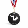 מדליה מעץ בעיצוב אישי עם השם שלך בעיצוב אישה מתאמנת גודל 6.5 × 6.5 ס"מ
