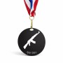 מדליה מעץ בעיצוב אישי עם השם שלך בעיצוב אק 47 גודל 6.5 × 6.5 ס"מ