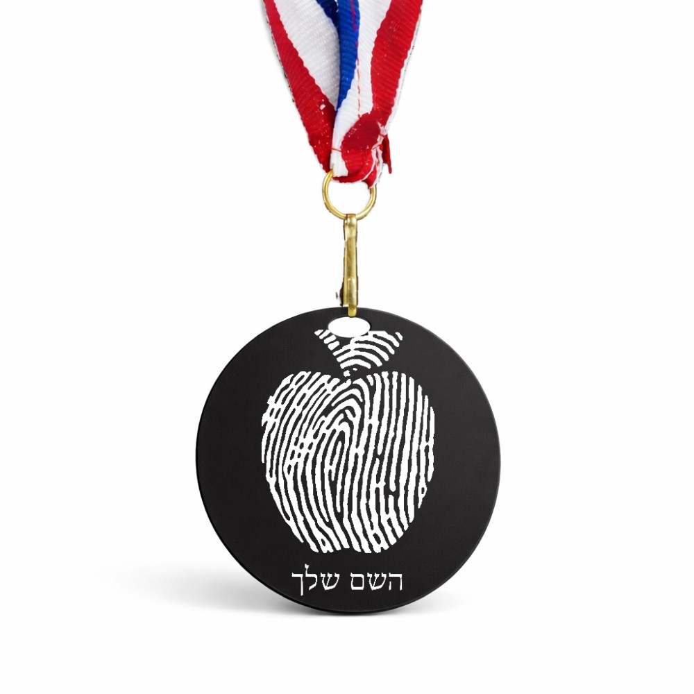 מדליה מעץ בעיצוב אישי עם השם שלך בעיצוב הדפס תפוח גודל 6.5 × 6.5 ס"מ